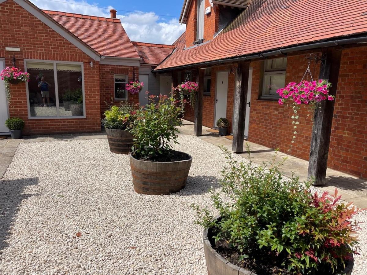 The Crown Of Cookham Hotell Exteriör bild