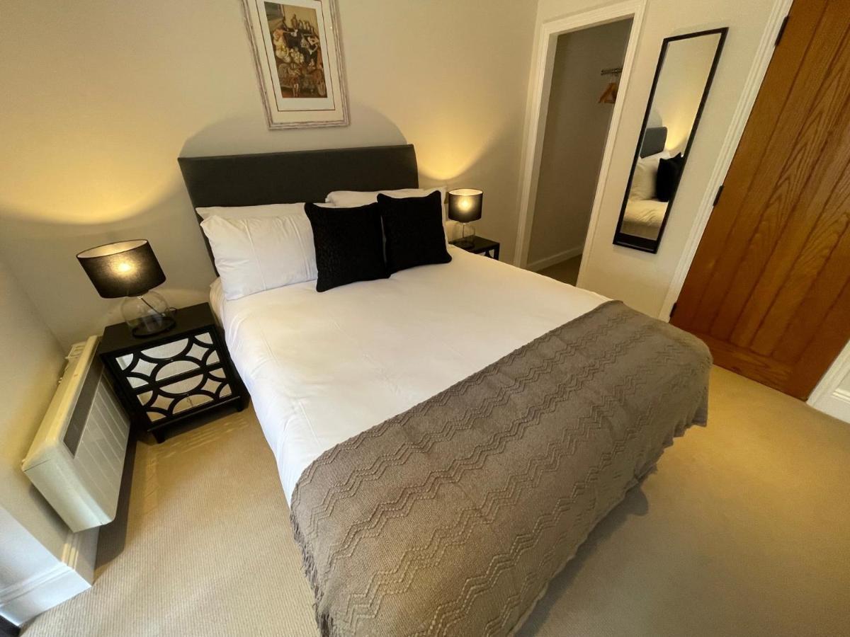 The Crown Of Cookham Hotell Exteriör bild