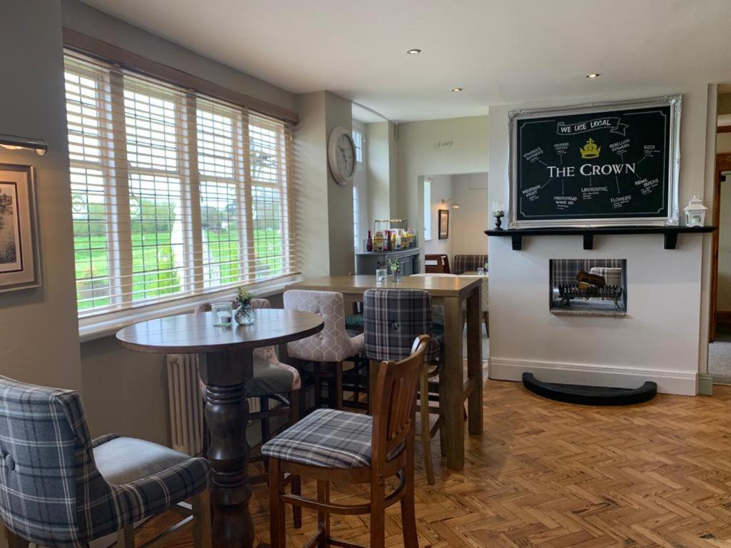 The Crown Of Cookham Hotell Exteriör bild